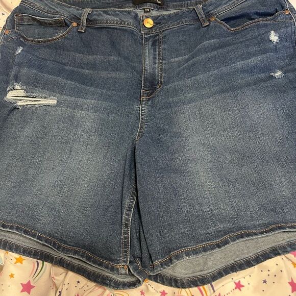 1822 Denim Blue Jean Shorts with Distressed Details - Picture 3 of 12